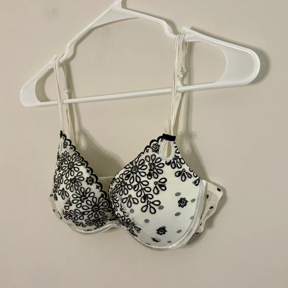 Victorias Secret 34C Chic Black and White Floral Bra